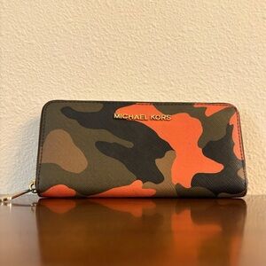 🎈PRICE DROP!❤️ MICHAEL KORS Camo Continental Ziparound Wallet! HARD TO FIND!!!